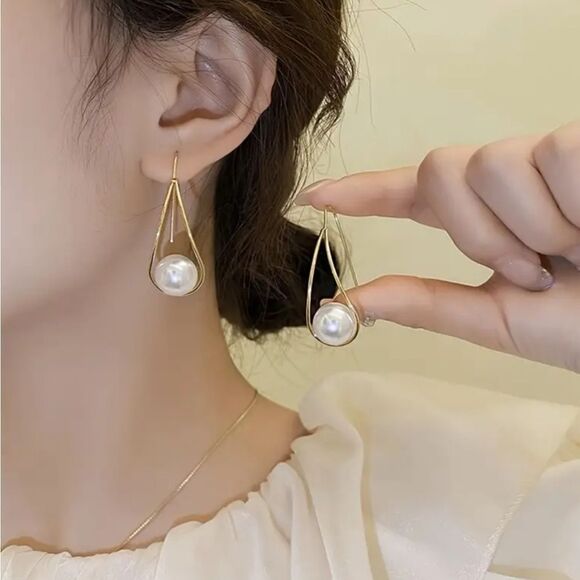 Imitation Pearl Line Design Stud Elegant Style Earrings - Picture 6 of 6